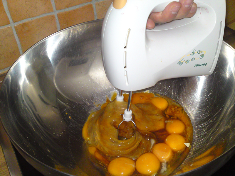 Sve tecne sastojke izmjesajte sa jajima, prije dodavanja miksa.